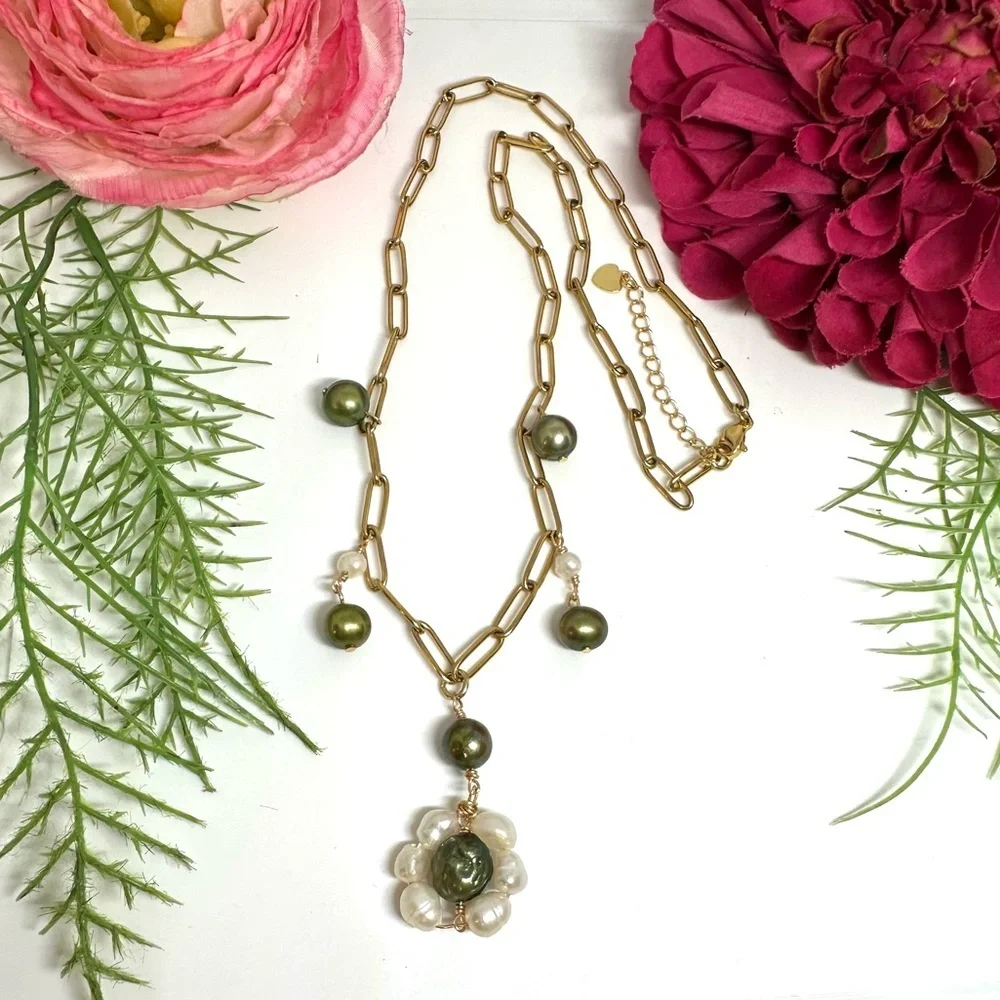 NEW⚜️Freshwater Pearl Flower Charm Necklace
